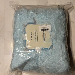 All season throw blanket fuzzy light blue brand new
